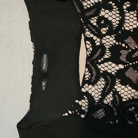 Beautiful lace insert dress - Picture 3 of 3